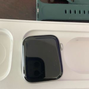 Series 7 44mm Apple Watch. Great condition and only used once